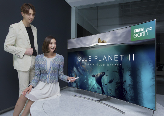 26일 삼성전자 모델이 이달부터 새롭게 추가된 'BBC 어스(Earth) 초고화질(UHD) 2' 채널을 통해 '블루 플래닛2' UHD 화질 다큐멘터리 영상을 시청하고 있다. <삼성전자 제공>